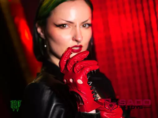 Spiked Gloves ilina-poisoned-02
