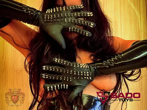 Spiked Gloves lady-bellabe-01